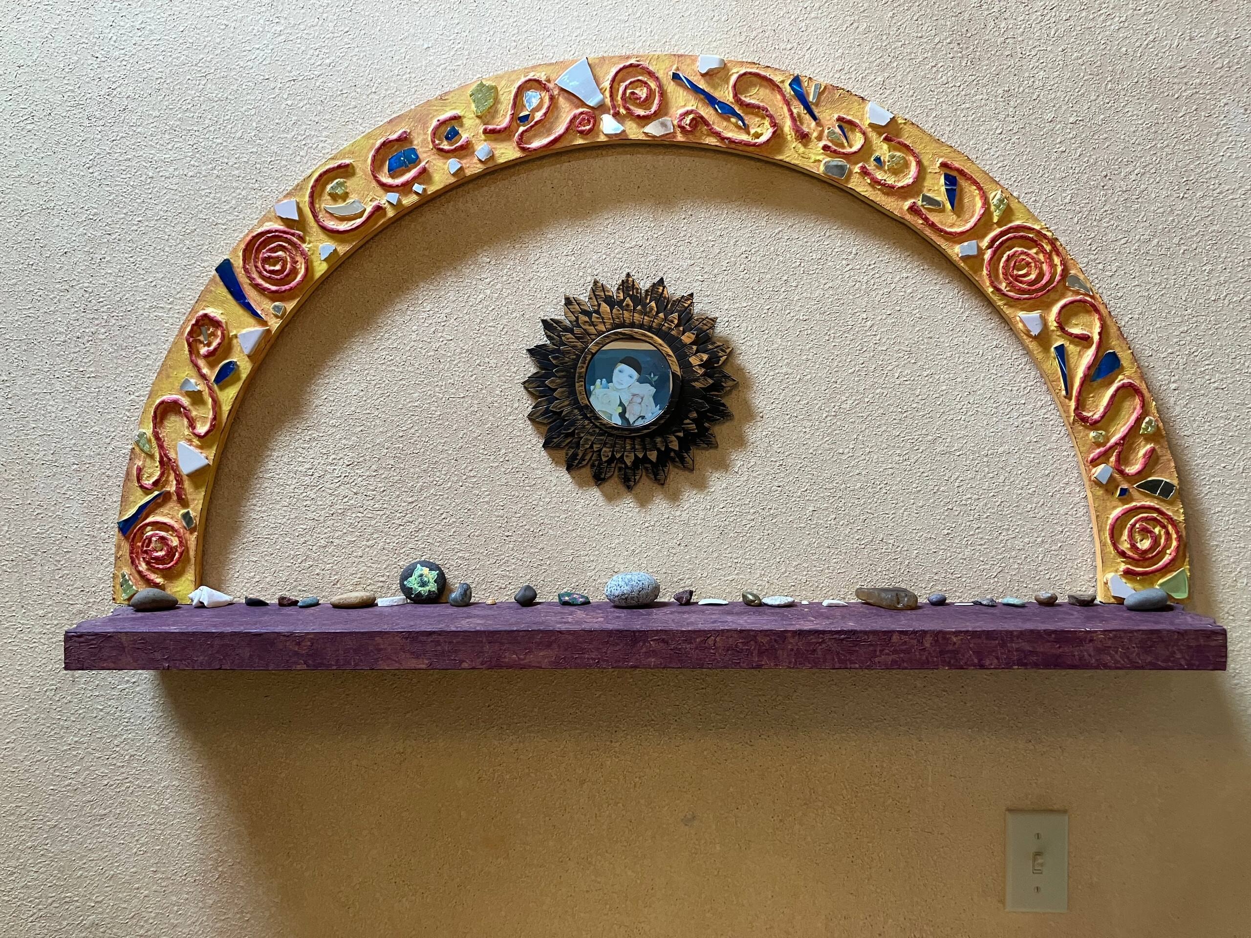 The artistic mosaic arch and dining area at Brooklane Cottage